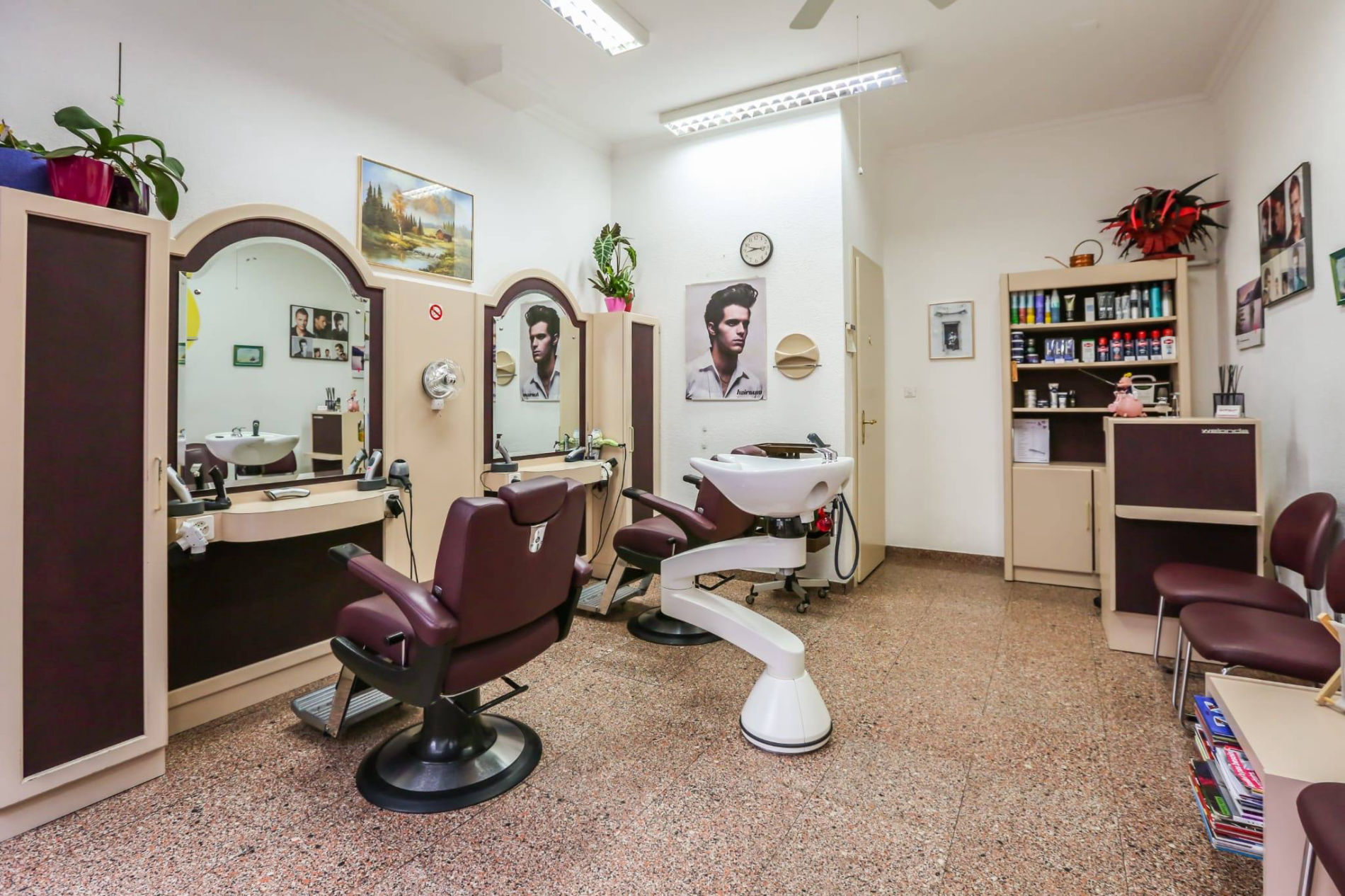 Vue de l’intérieur du salon, avec ses fauteuils et ses miroirs